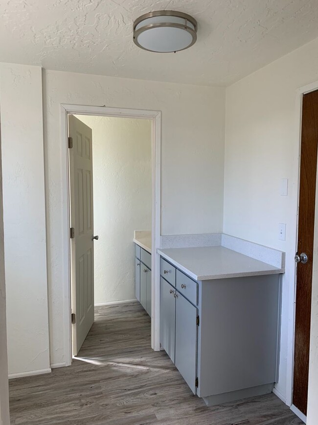 Building Photo - Completely updated duplex!
