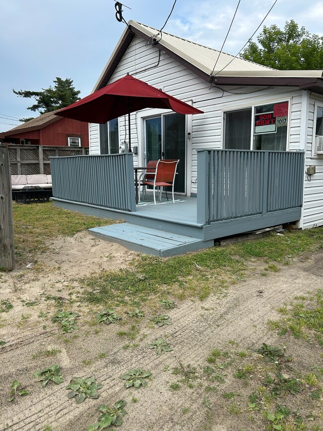 Building Photo - 1017 S Shore Dr