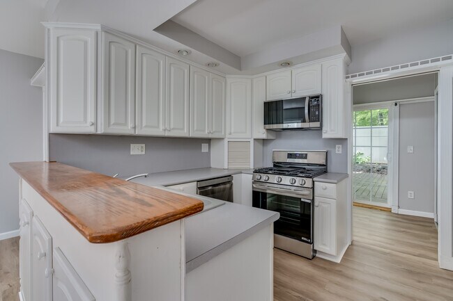 Kitchen - 220 N Washington St