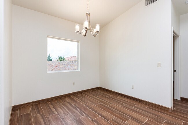 Building Photo - 4507 Mesa Central Dr