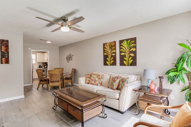 Foto del edificio - 2 br, 1 bath Triplex - 3410 Green Briar Ci...