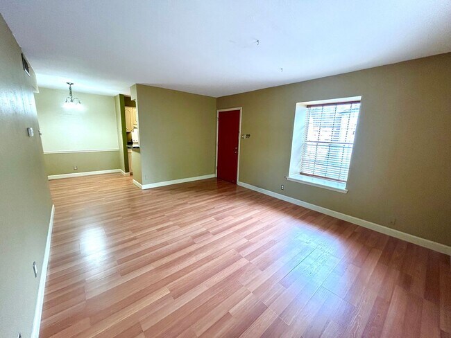 Foto del edificio - *MOVE IN SPECIAL* Upstairs Condo with Premium Amenities & Hardwood Floors!