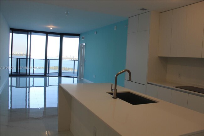 Foto del edificio - 700 NE 24th St