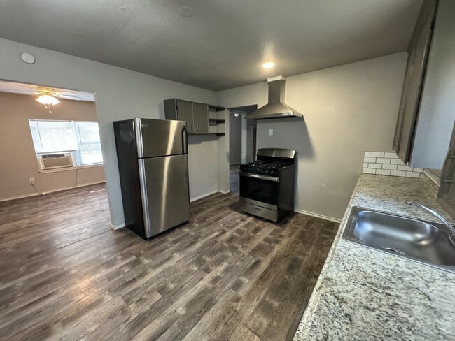 Building Photo - 509 E Queens St