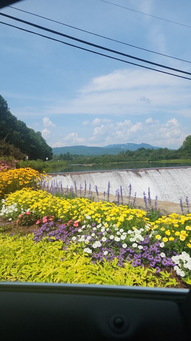 Short walking distance to Campton water dam and village center - 1216 NH Route 175