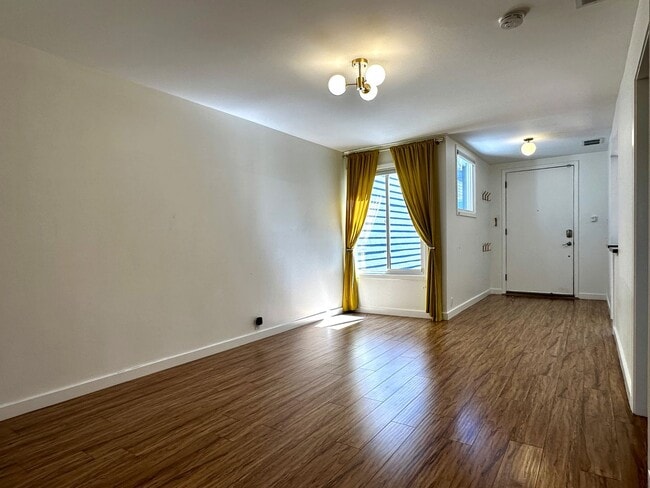 Building Photo - Four Bedroom, two and a half bathroom top ...