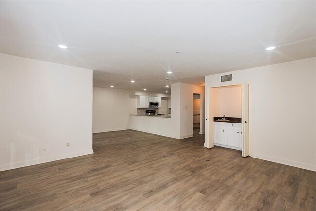 Building Photo - 3403 Courtyard Cir