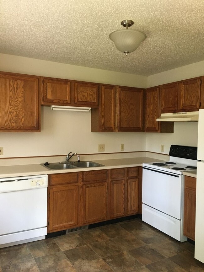 Building Photo - 2 Bedroom 1 Bath Duplex.  Great Central Location