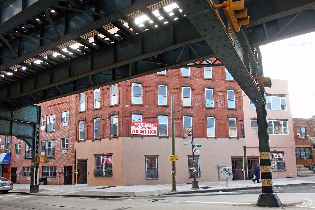 Building Photo - 1050 Broadway