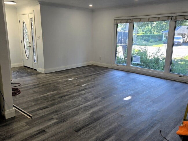 Building Photo - Newly Renovated, Spacious Main-Floor Unit ...