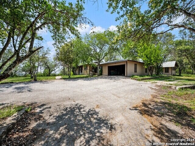 Foto del edificio - 932 Toepperwein Rd