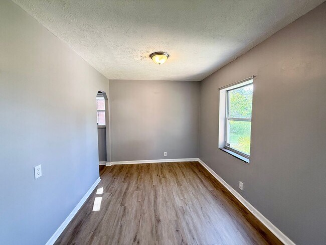 Building Photo - Cozy & Spacious 4-Bedroom Home in Cincinnati