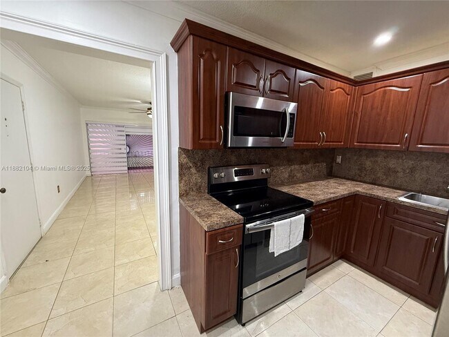 Building Photo - 1560 W 46th St