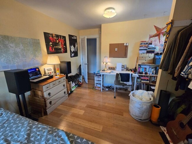 Building Photo - 3915 N Vancouver Ave