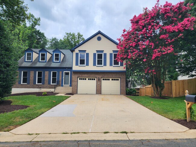 Building Photo - 721 Symphony Woods Dr
