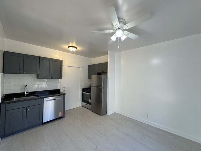 Foto del edificio - 1319.5 W Estes Ave