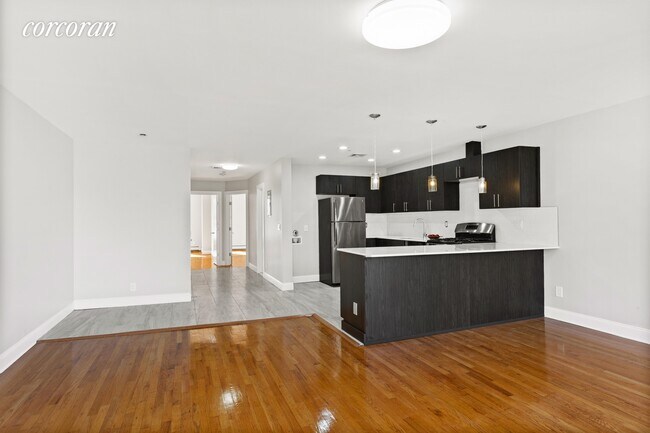 Building Photo - 581 5th Ave