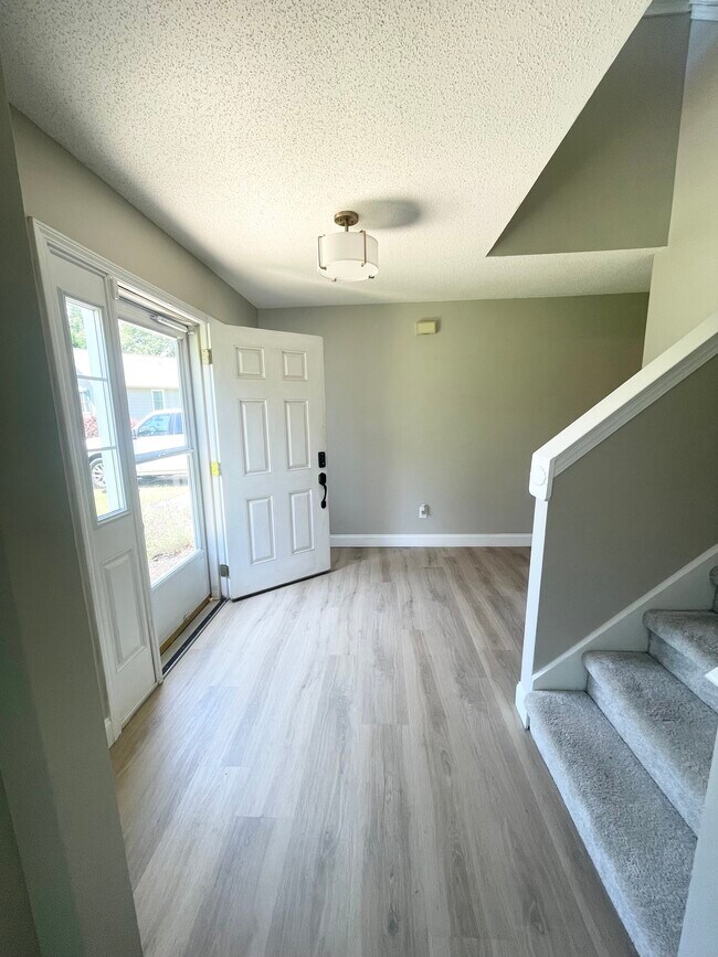 Building Photo - 675 Oakdale Ln