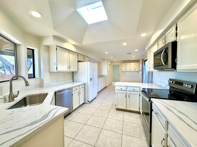 Building Photo - 4100 E Pontatoc Canyon Dr