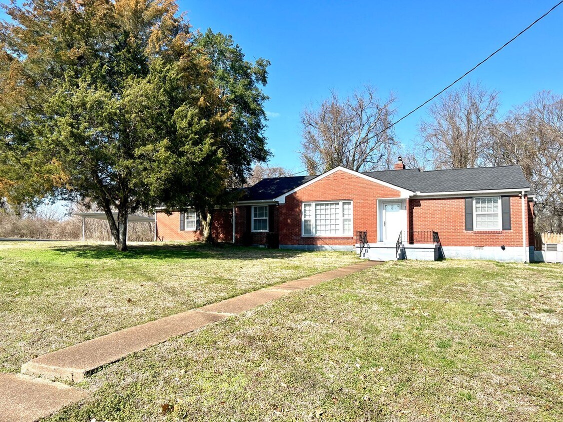 Foto principal - Available Now! $2000/MO Donelson living in...