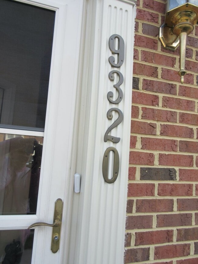 Building Photo - VERY SPACIOUS TOWNHOUSE IN VILLAGES OF URBANA