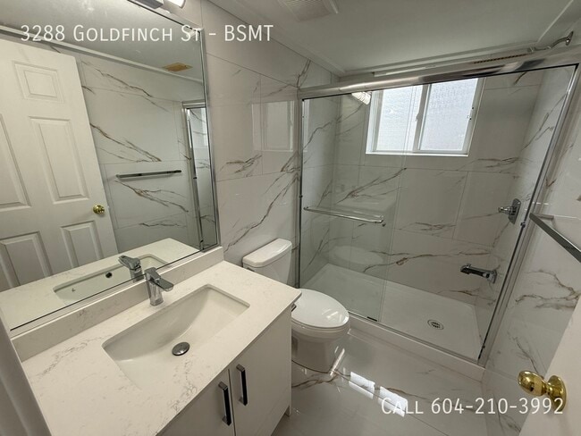 Building Photo - Updated Ground Level Suite