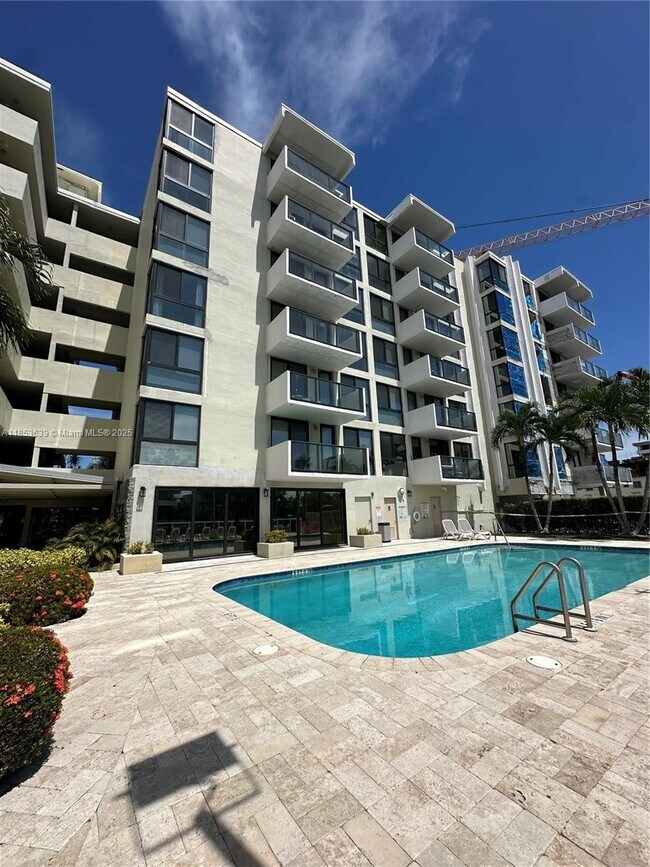 Foto del edificio - 9800 W Bay Harbor Dr