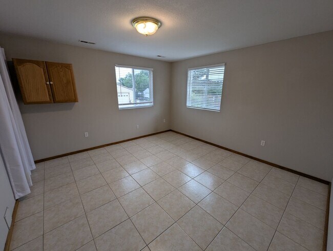 Foto del edificio - Spacious 6-Bedroom Home in Desirable Rocky...