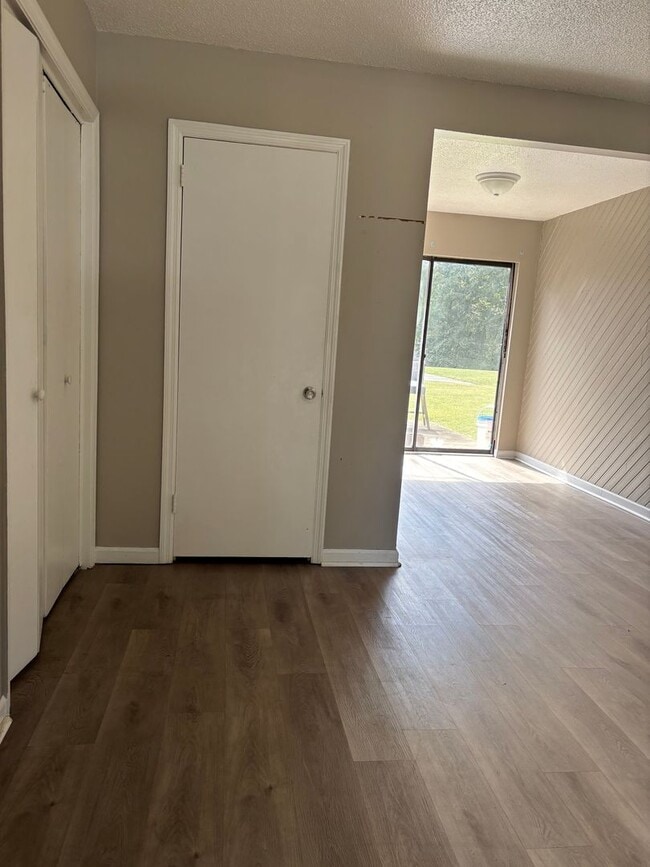 Building Photo - 402 Alice Dr