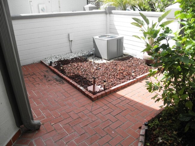 Building Photo - 1004 Landings Blvd