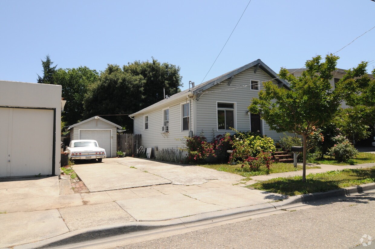 Primary Photo - 420 Haven St