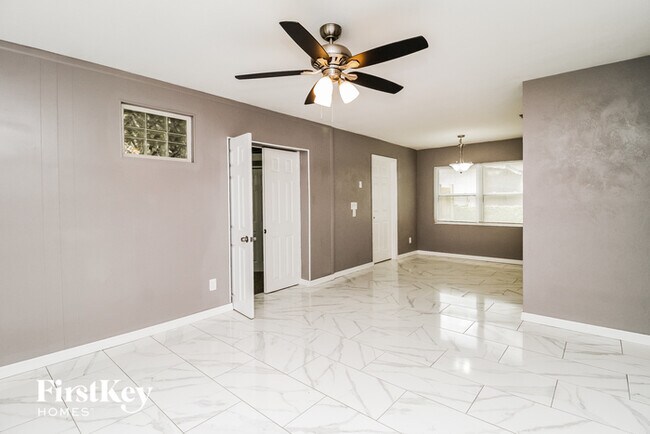 Foto del edificio - 701 W 24th Pl