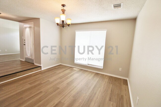 Building Photo - Spacious 2-Story 4/2.5/2 in Lancaster For Rent!
