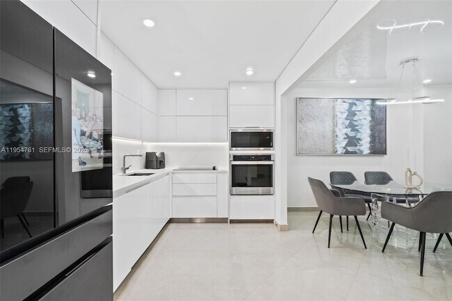 Foto del edificio - 19390 Collins Ave