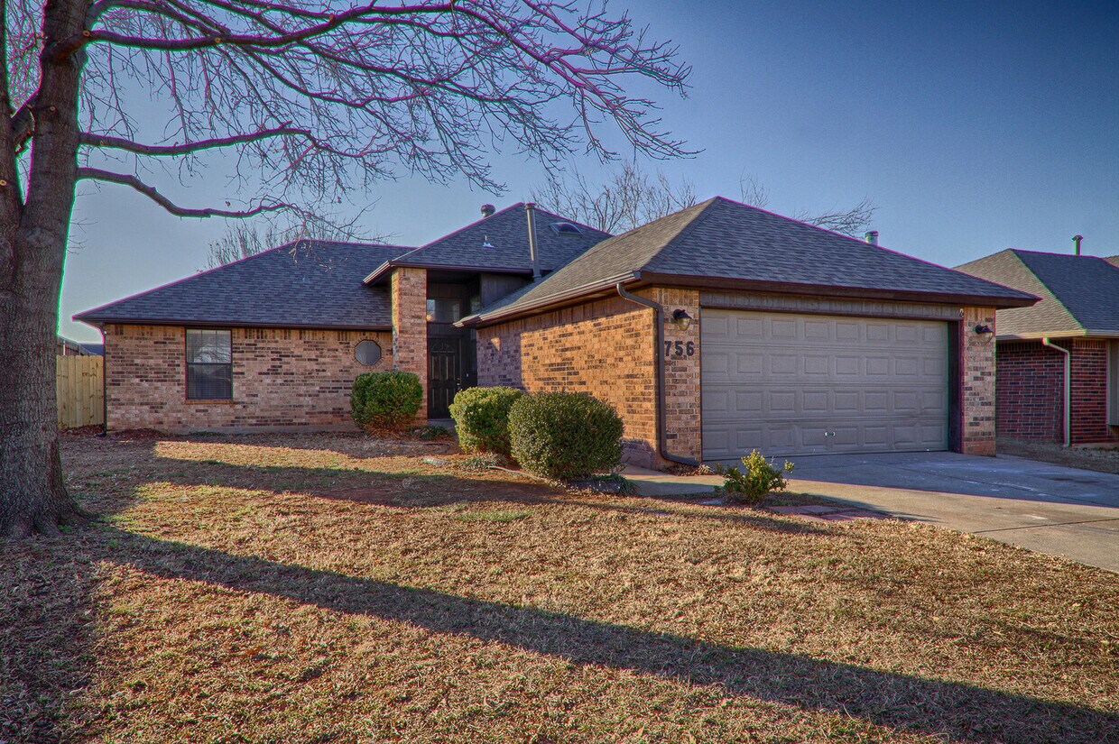 Primary Photo - 3 BED/2 BATH in Yukon!