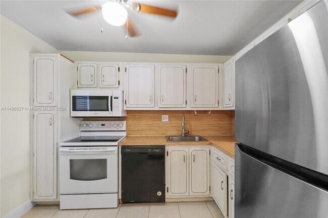 Building Photo - 8421 Lagos De Campo Blvd