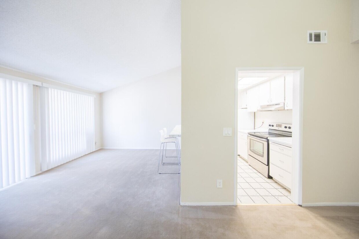Foto principal - 3819 Seven Trees Blvd