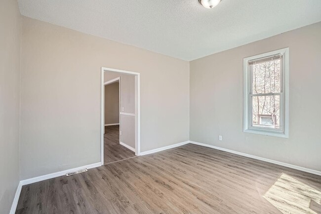 Building Photo - 707 Jenks Ave E