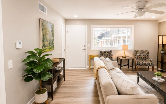 Foto del edificio - Lake Lodge Apartments