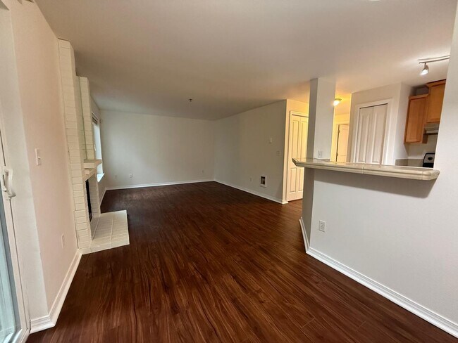 Building Photo - Two Bedroom Two Bathroom Everett Condominium