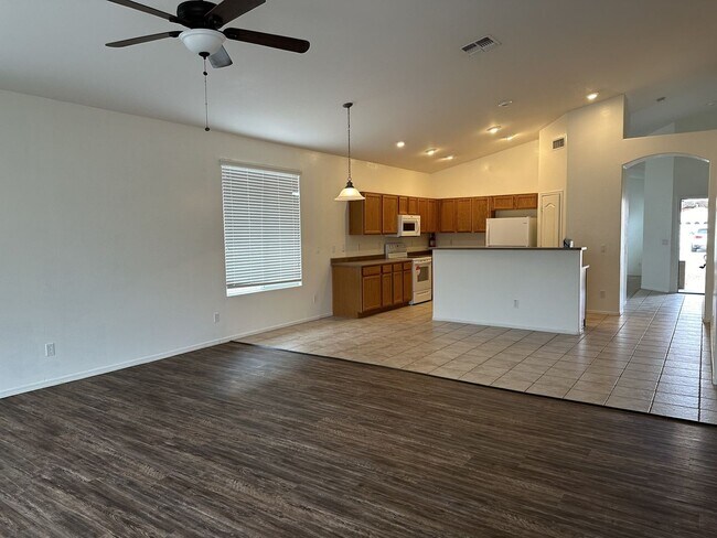 Foto del edificio - The Villages @ QC rental, community pool!