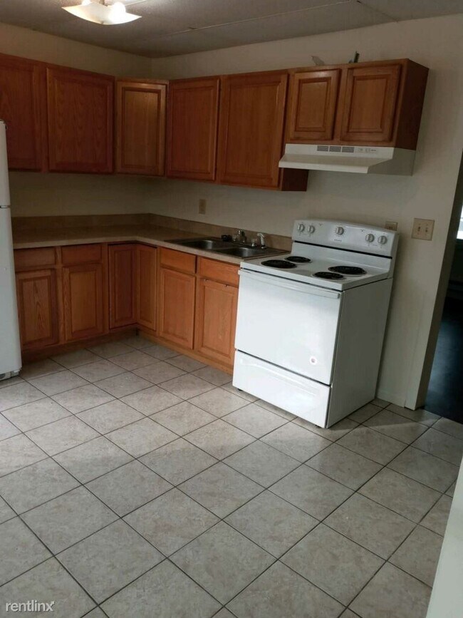Building Photo - 2 br, 1 bath Duplex - 808 Commercial St