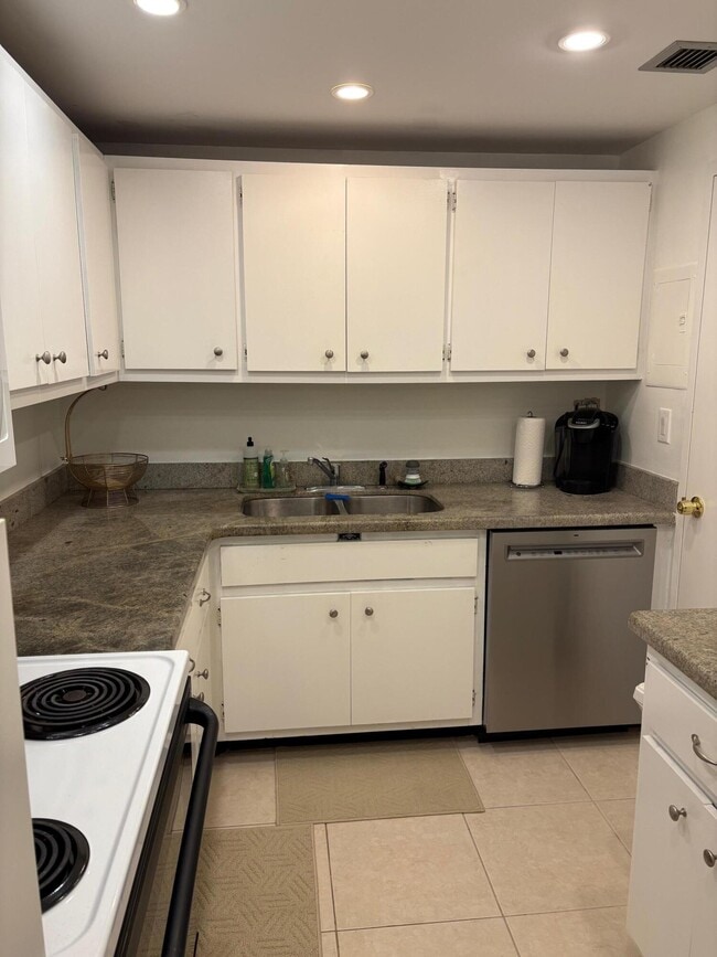 Building Photo - 2600 N Flagler Dr