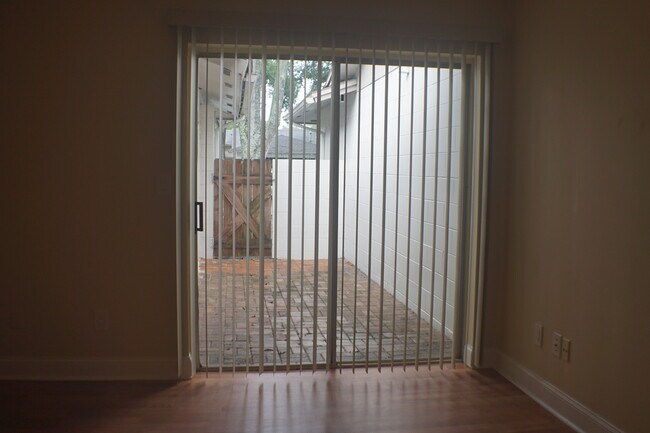 Foto del edificio - 6158 Sandcrest Cir