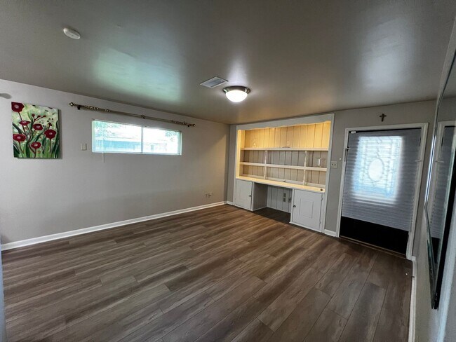Foto del edificio - 3 Bedrooms, 1 Bathroom, Brick home , Carpo...