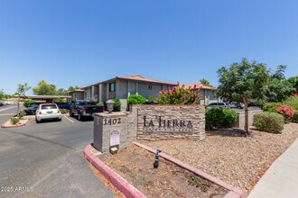 Building Photo - 1402 E Guadalupe Rd