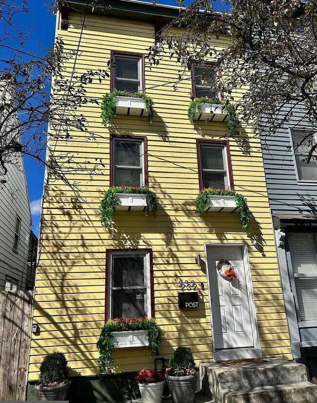 Foto del edificio - Beautiful 2 Bedroom Home on Verbeke St