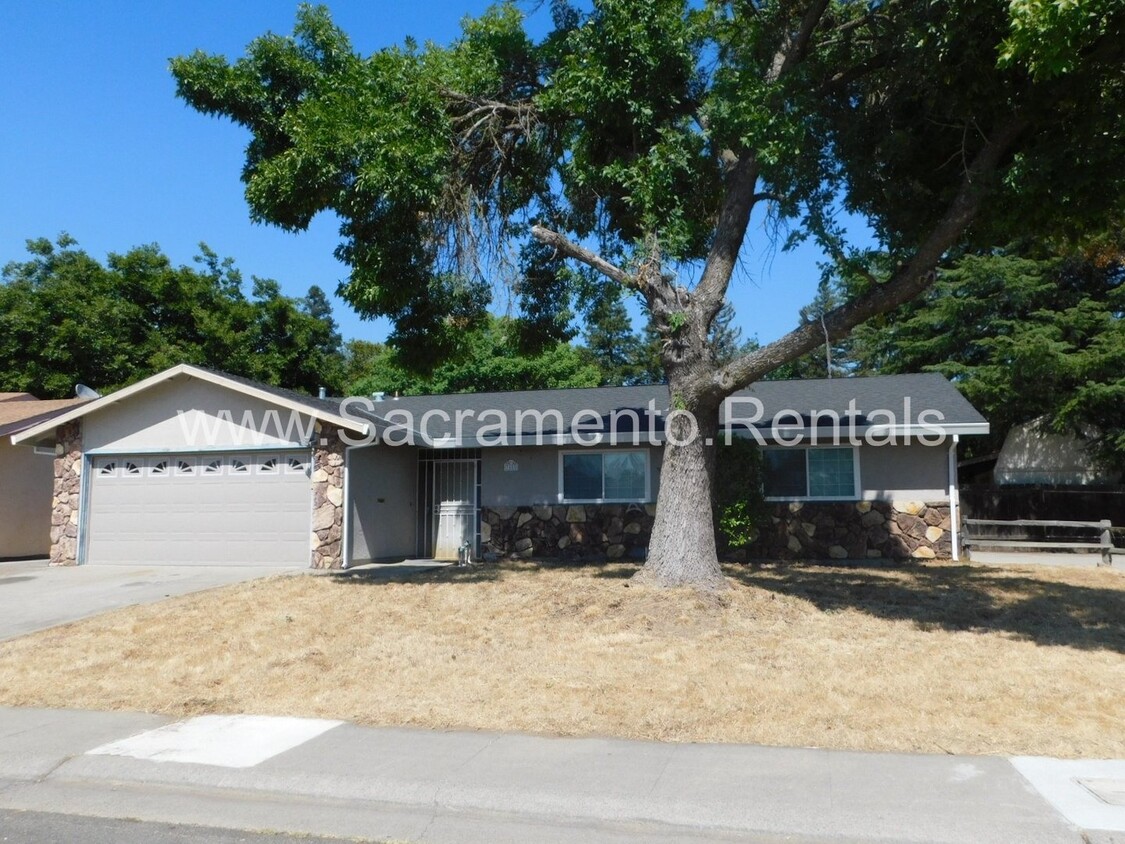 Primary Photo - Updated Antelope 3bd/2ba Home with 2 Car G...