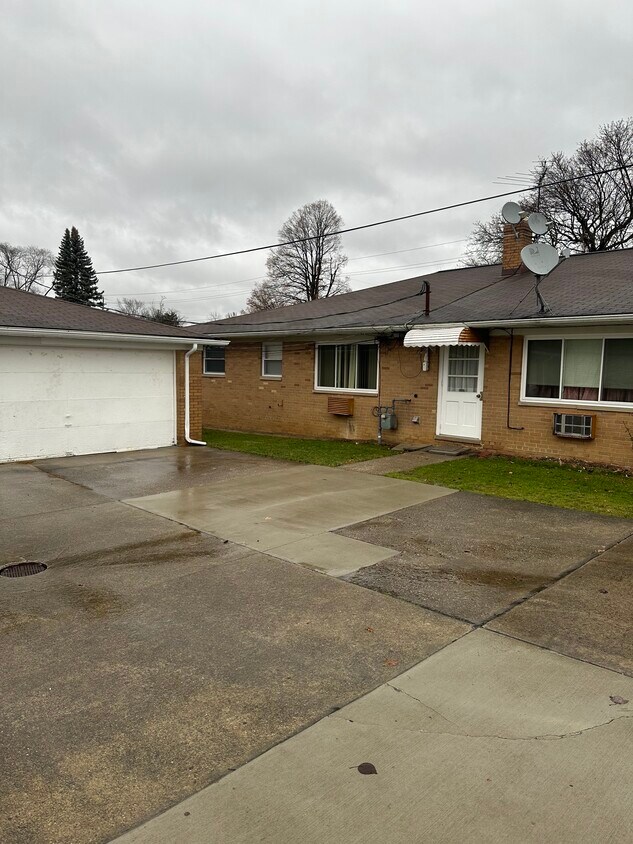 Primary Photo - 409 Center Rd