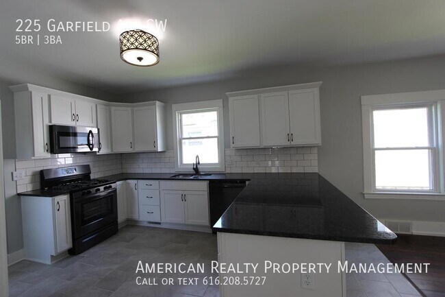 Foto del edificio - 225 Garfield Ave SW